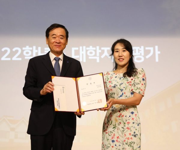 영교-최우수학과-시상-사진.jpg